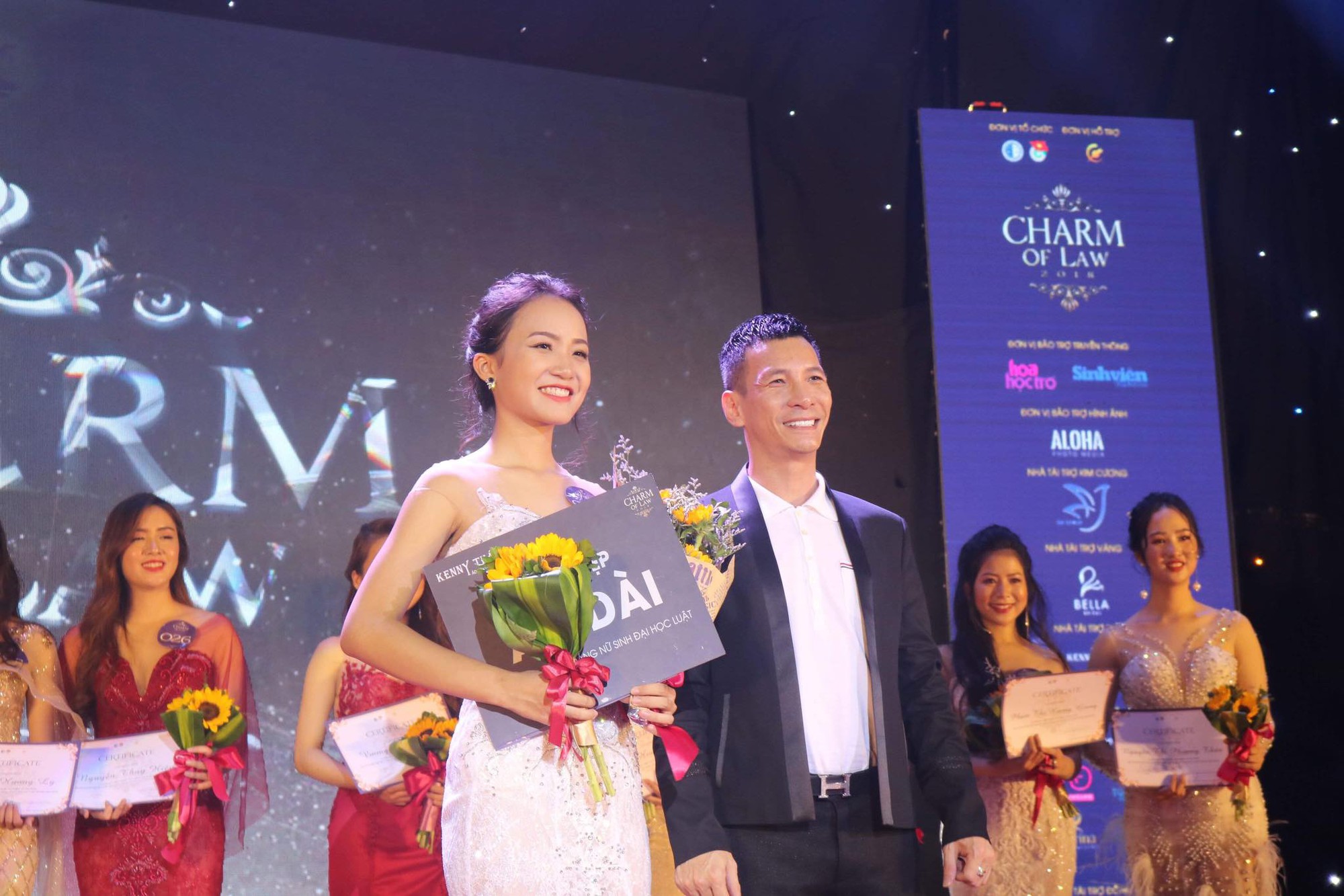 Trả lời ứng xử phụ nữ muốn hạnh phúc phải Ngoan, Ngon và Ngơ, nữ sinh 2000 đăng quang Hoa khôi Luật Hà Nội