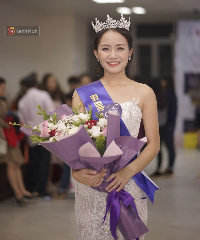 Trả lời ứng xử phụ nữ muốn hạnh phúc phải Ngoan, Ngon và Ngơ, nữ sinh 2000 đăng quang Hoa khôi Luật Hà Nội Trả lời ứng xử phụ nữ muốn hạnh phúc phải Ngoan, Ngon và Ngơ, nữ sinh 2000 đăng quang Hoa khôi Luật Hà Nội
