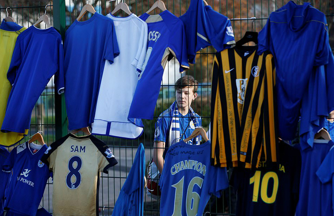 Biển người tham gia lễ tưởng niệm cố Chủ tịch của Leicester