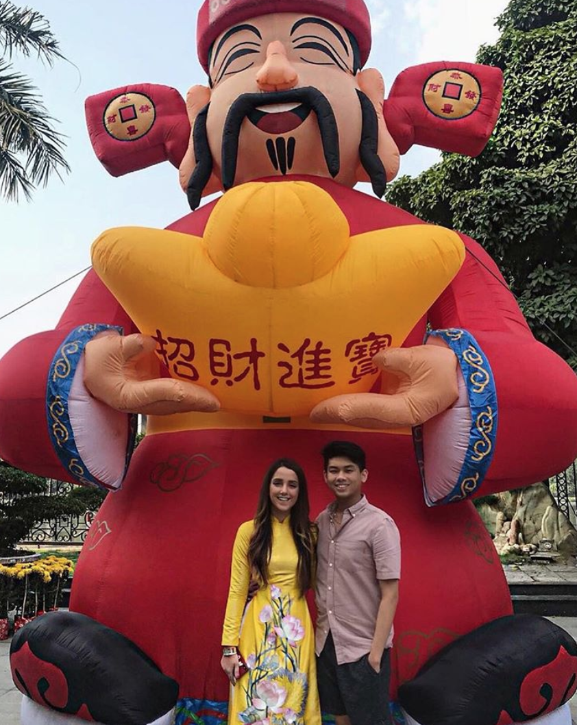 Thiếu gia em chồng Hà Tăng - Hiếu Nguyễn nắm chặt tay bạn gái, kỷ niệm 1 năm yêu ngọt ngào