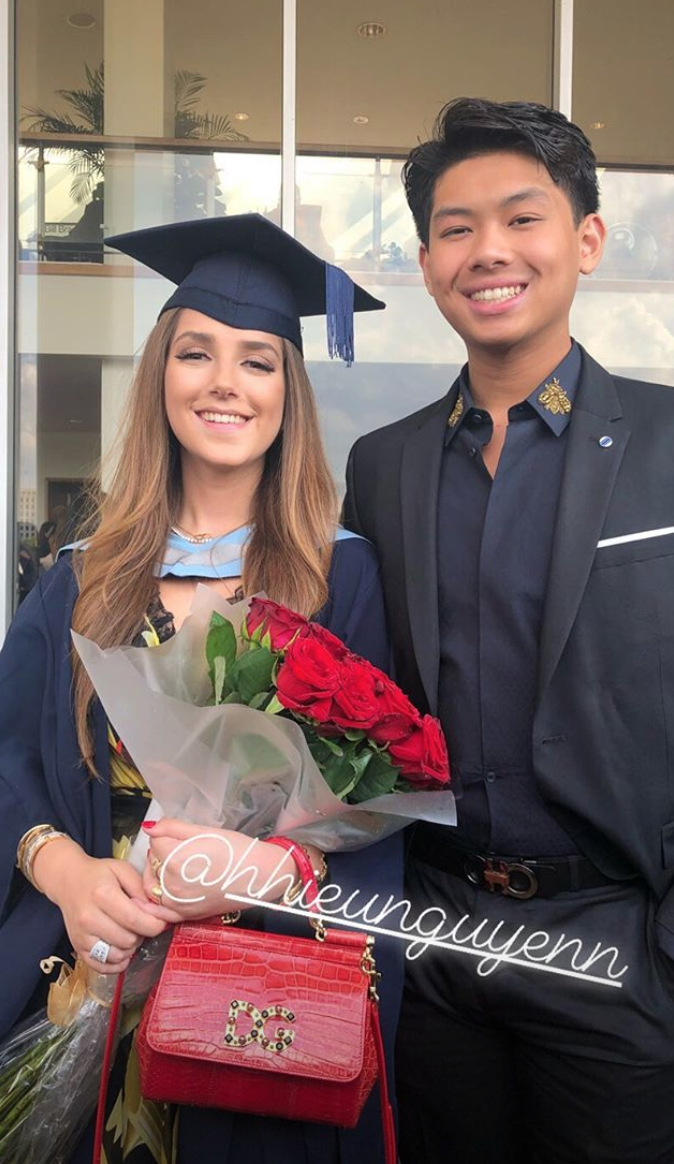 Thiếu gia em chồng Hà Tăng - Hiếu Nguyễn nắm chặt tay bạn gái, kỷ niệm 1 năm yêu ngọt ngào