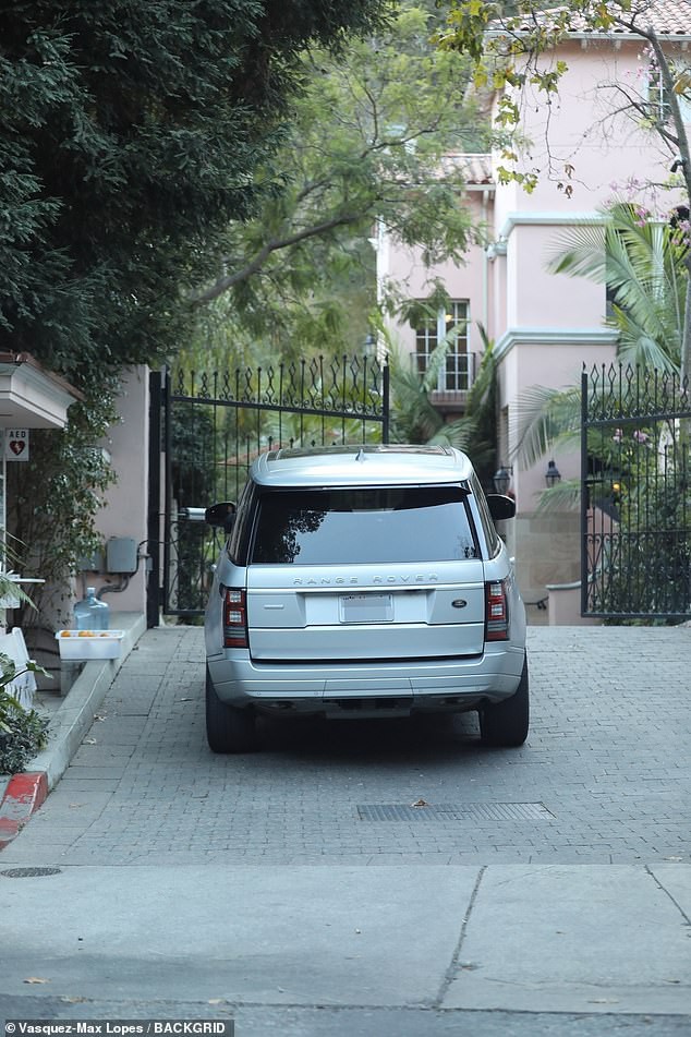 Tỉnh như Kim Kardashian: Hôm trước sơ tán tránh hỏa hoạn, hôm sau vẫn ra thẩm mỹ viện tiêm botox