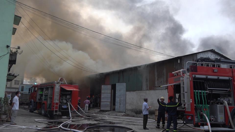 Hà Nội: Cháy ngùn ngụt kho hàng gần bến xe Nước Ngầm