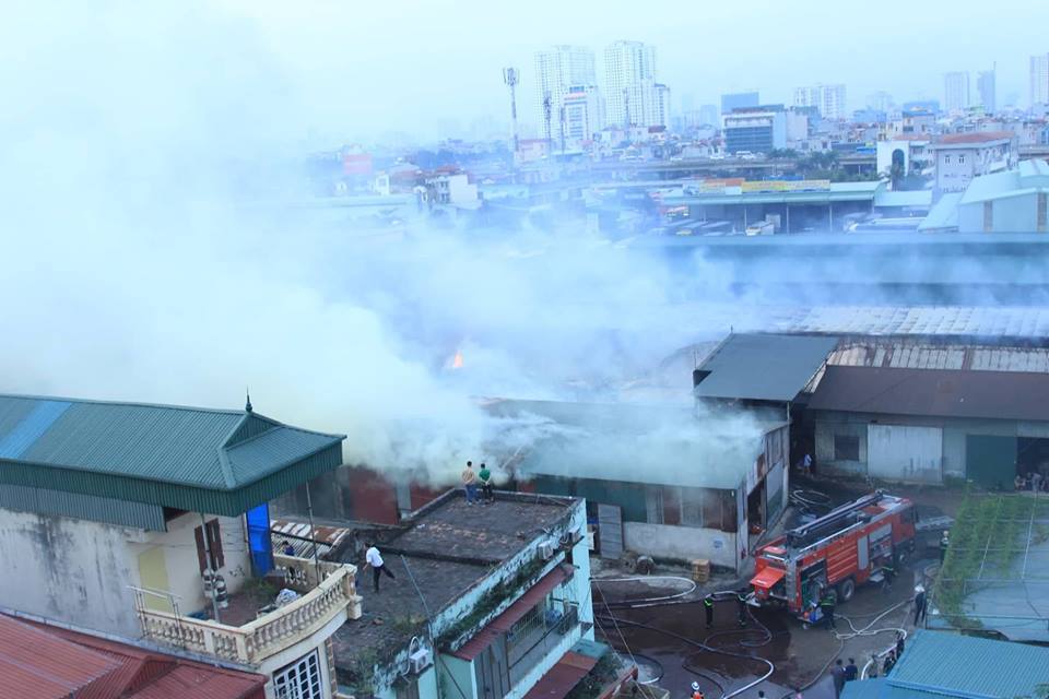 Hà Nội: Cháy ngùn ngụt kho hàng gần bến xe Nước Ngầm