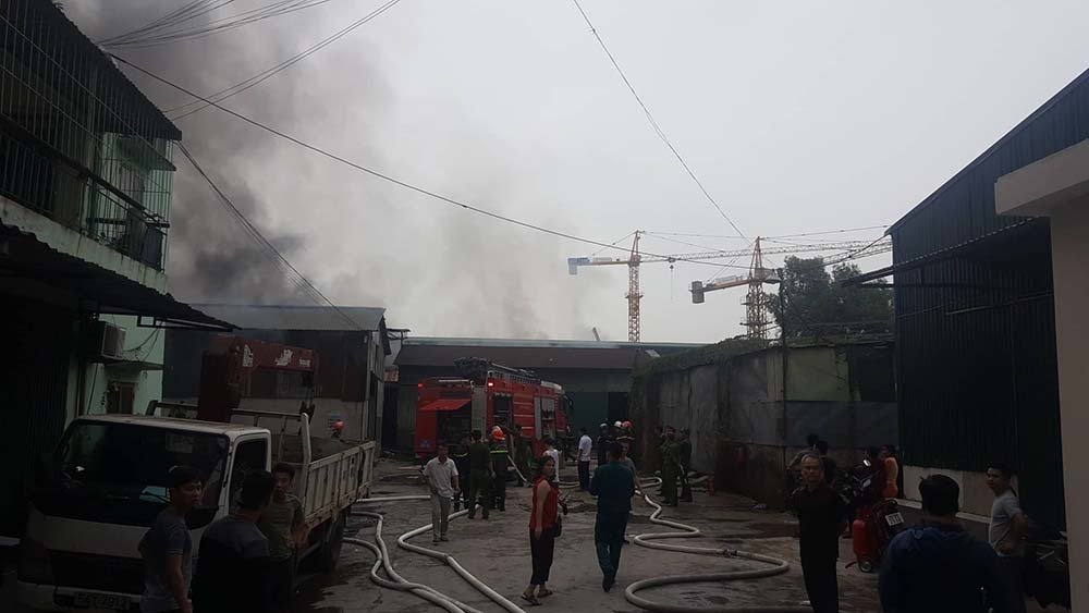 Hà Nội: Cháy ngùn ngụt kho hàng gần bến xe Nước Ngầm