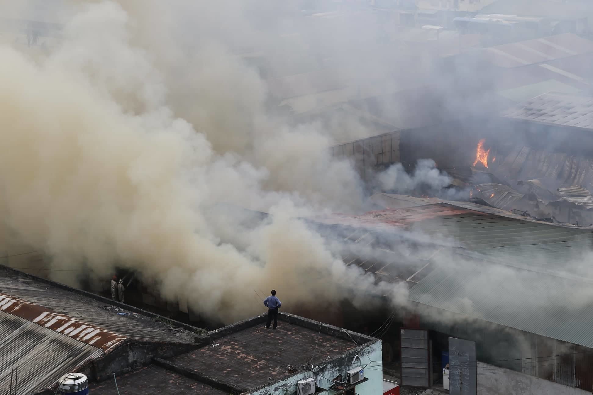 Hà Nội: Cháy ngùn ngụt kho hàng gần bến xe Nước Ngầm