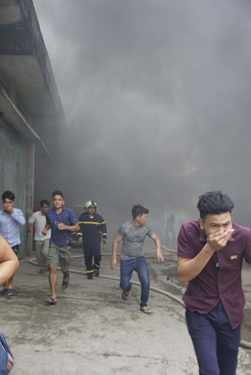 Hà Nội: Cháy ngùn ngụt kho hàng gần bến xe Nước Ngầm