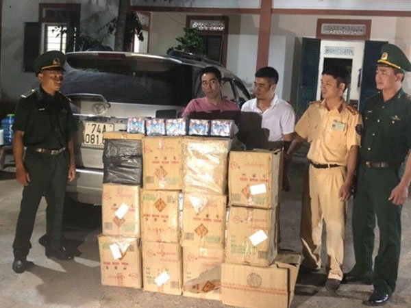 Bắt ôtô vận chuyển hơn 250 kg pháo lậu