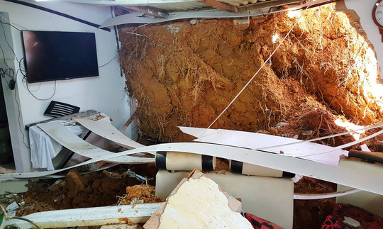 Hàng trăm khối đất đá vùi lấp gây sập nhà khi cả gia đình đang ngủ