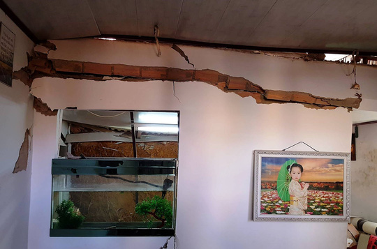 Hàng trăm khối đất đá vùi lấp gây sập nhà khi cả gia đình đang ngủ