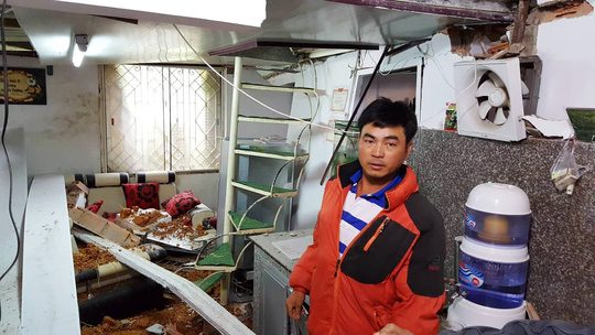 Hàng trăm khối đất đá vùi lấp gây sập nhà khi cả gia đình đang ngủ