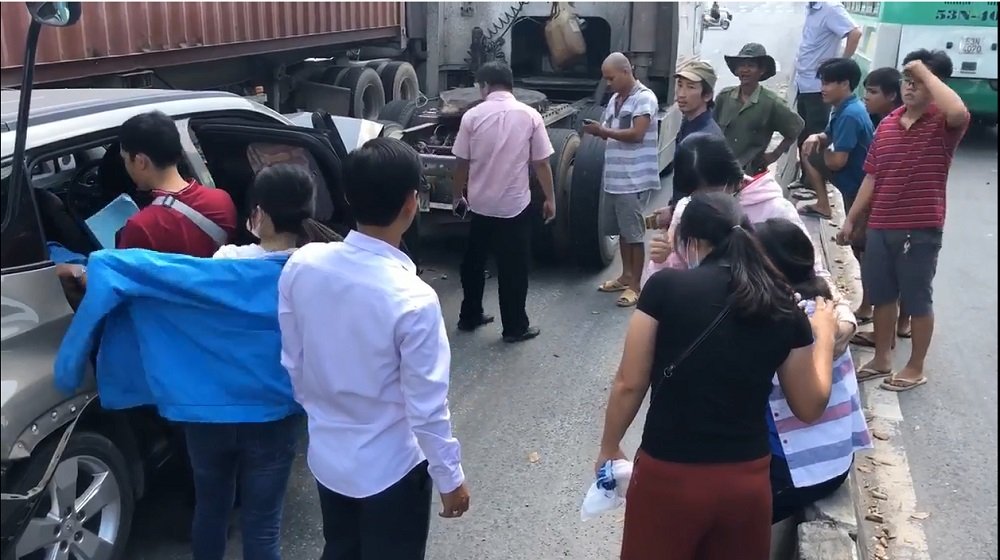 Dừng đèn đỏ dính tai nạn liên hoàn, 5 người trong ô tô kêu cứu