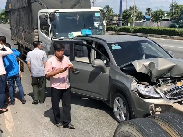 Dừng đèn đỏ dính tai nạn liên hoàn, 5 người trong ô tô kêu cứu