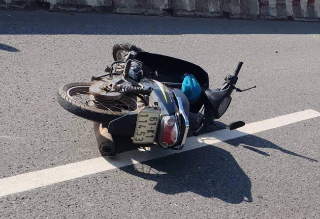 Bình Dương: Nam dân quân tự vệ bị tai nạn tử vong, người dân dùng ô che thi thể giữa trời nắng