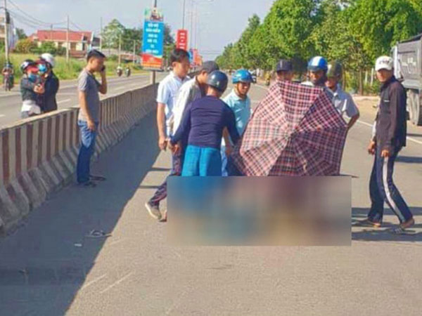 Bình Dương: Nam dân quân tự vệ bị tai nạn tử vong, người dân dùng ô che thi thể giữa trời nắng