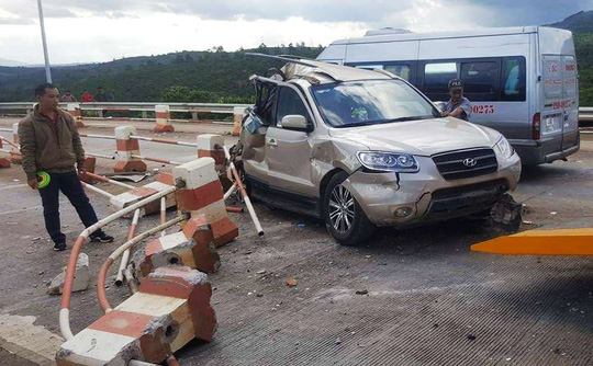 Xe khách ủi thẳng xe du lịch tại trạm thu phí