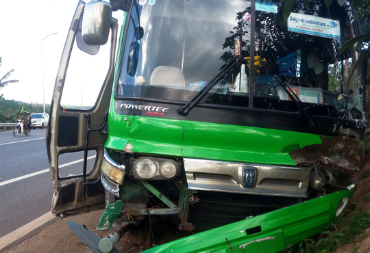 Xe khách ủi thẳng xe du lịch tại trạm thu phí Xe khách ủi thẳng xe du lịch tại trạm thu phí