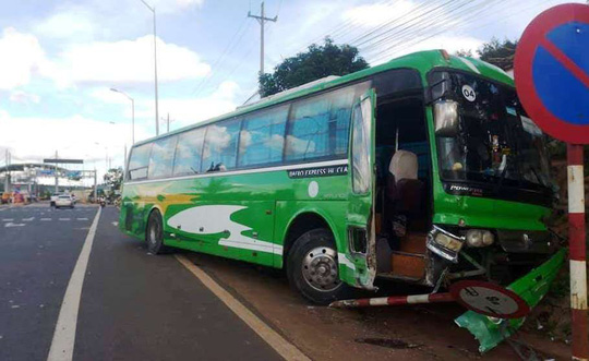 Xe khách ủi thẳng xe du lịch tại trạm thu phí