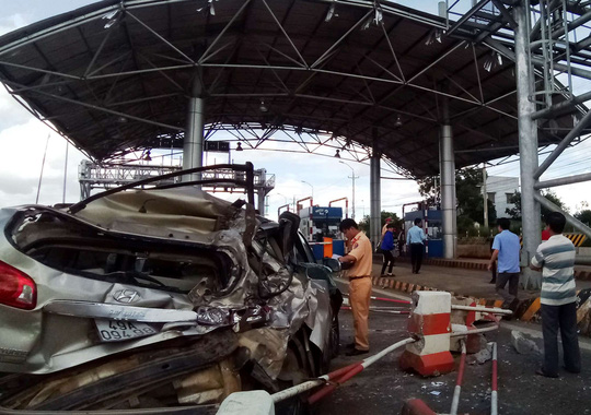 Xe khách ủi thẳng xe du lịch tại trạm thu phí