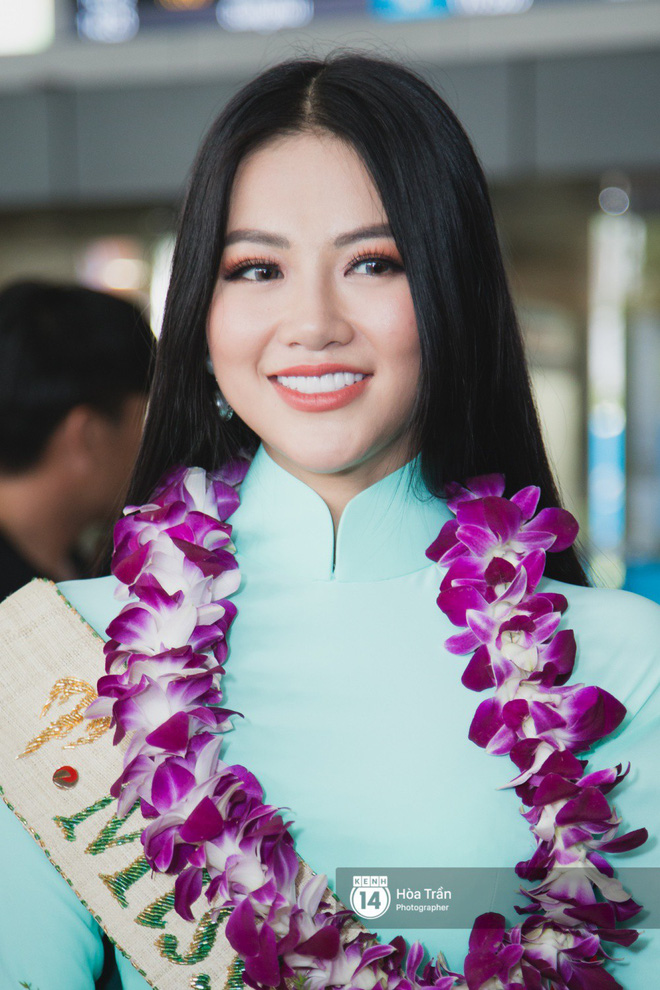 Tân Hoa hậu Trái đất 2018 Phương Khánh vỡ oà trong vòng vây người hâm mộ, nghẹn ngào ôm chặt mẹ tại sân bay Việt Nam