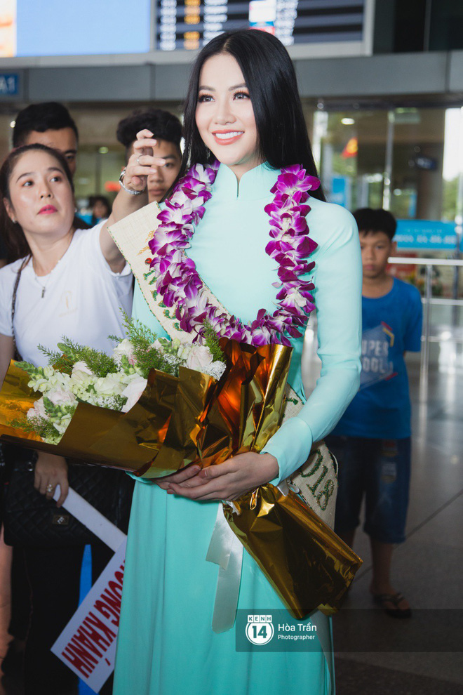 Tân Hoa hậu Trái đất 2018 Phương Khánh vỡ oà trong vòng vây người hâm mộ, nghẹn ngào ôm chặt mẹ tại sân bay Việt Nam