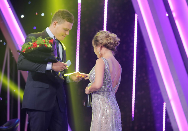 Ca sĩ vừa ăn vừa hát được bạn trai Tây cầu hôn ở game show