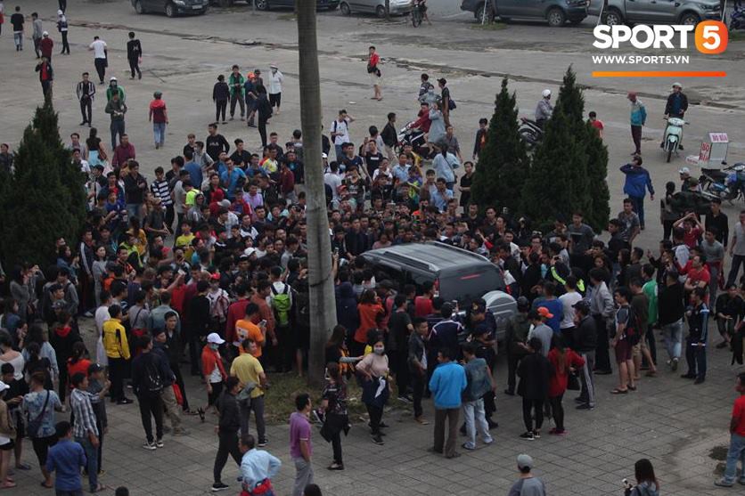 Cán bộ VFF tháo chạy vì hết vé, fan đuổi theo chặn xe như phim hành động