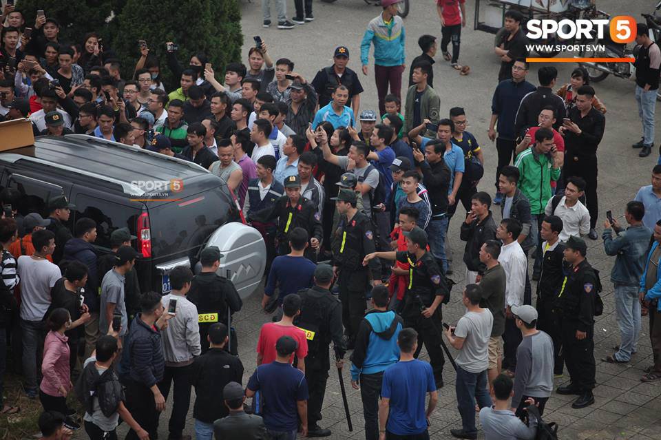 Cán bộ VFF tháo chạy vì hết vé, fan đuổi theo chặn xe như phim hành động