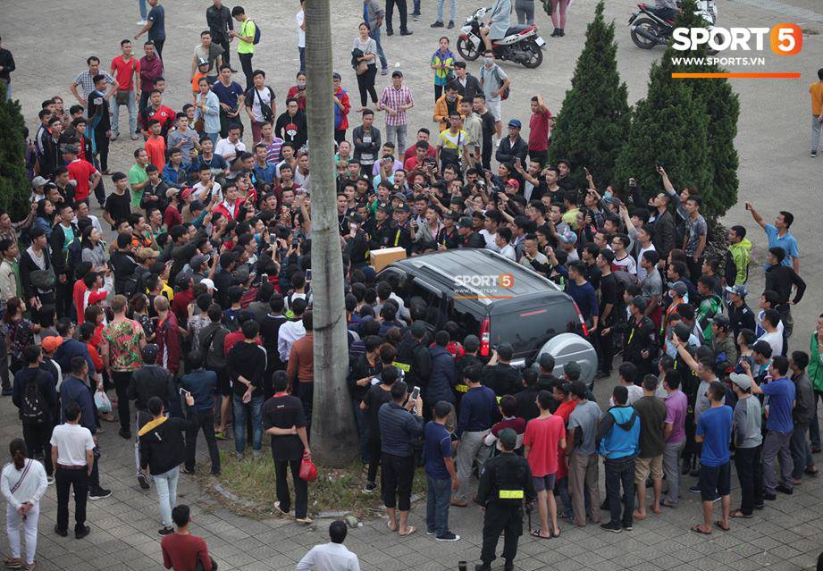 Cán bộ VFF tháo chạy vì hết vé, fan đuổi theo chặn xe như phim hành động