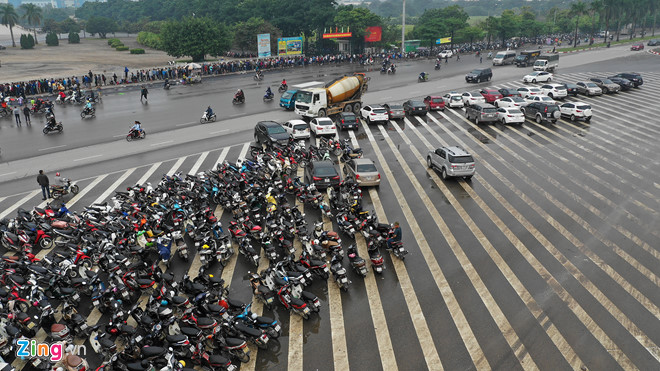 Đến sân Mỹ Đình mua vé AFF Cup, CĐV bị chặt chém khi gửi xe