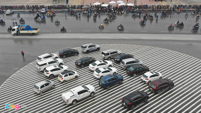 Đến sân Mỹ Đình mua vé AFF Cup, CĐV bị chặt chém khi gửi xe