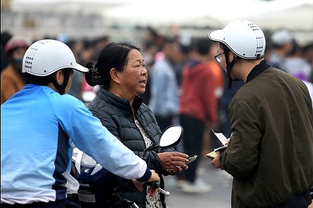 Sếp VFF nói gì khi CĐV chen chúc mua vé xem Việt Nam vs Malaysia?