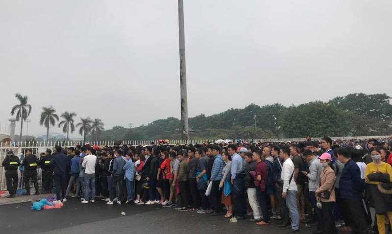 Sếp VFF nói gì khi CĐV chen chúc mua vé xem Việt Nam vs Malaysia?