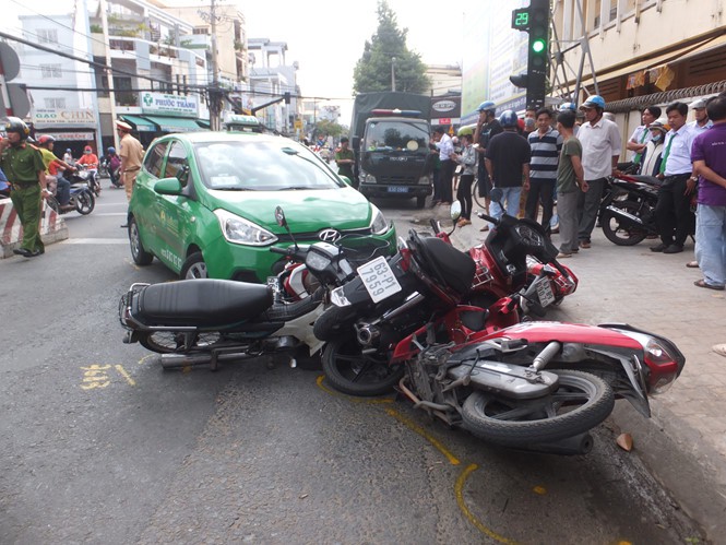 Taxi tông hàng loạt xe máy đang dừng chờ đèn tín hiệu