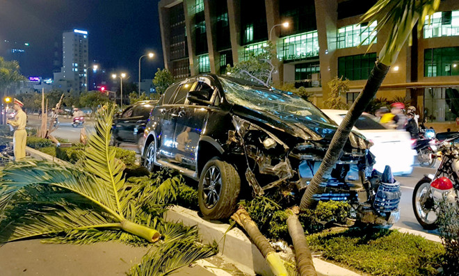 Tài xế say xỉn húc văng xe máy chạy cùng chiều