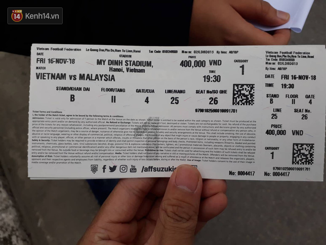 Sáng chủ nhật kinh hoàng: Fan mua vé AFF Cup 2018 đẩy đổ hàng rào sân Mỹ Đình