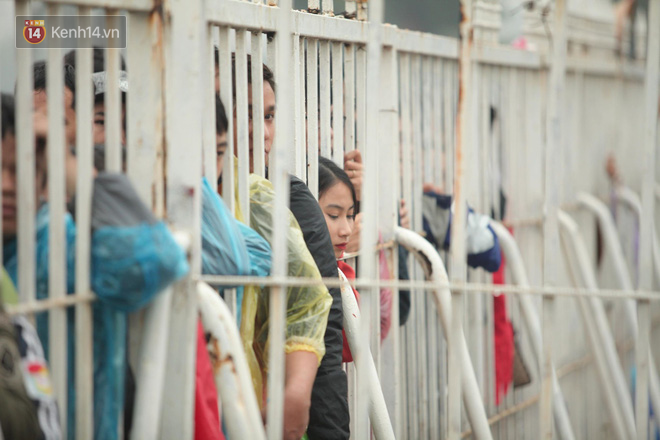 Sáng chủ nhật kinh hoàng: Fan mua vé AFF Cup 2018 đẩy đổ hàng rào sân Mỹ Đình