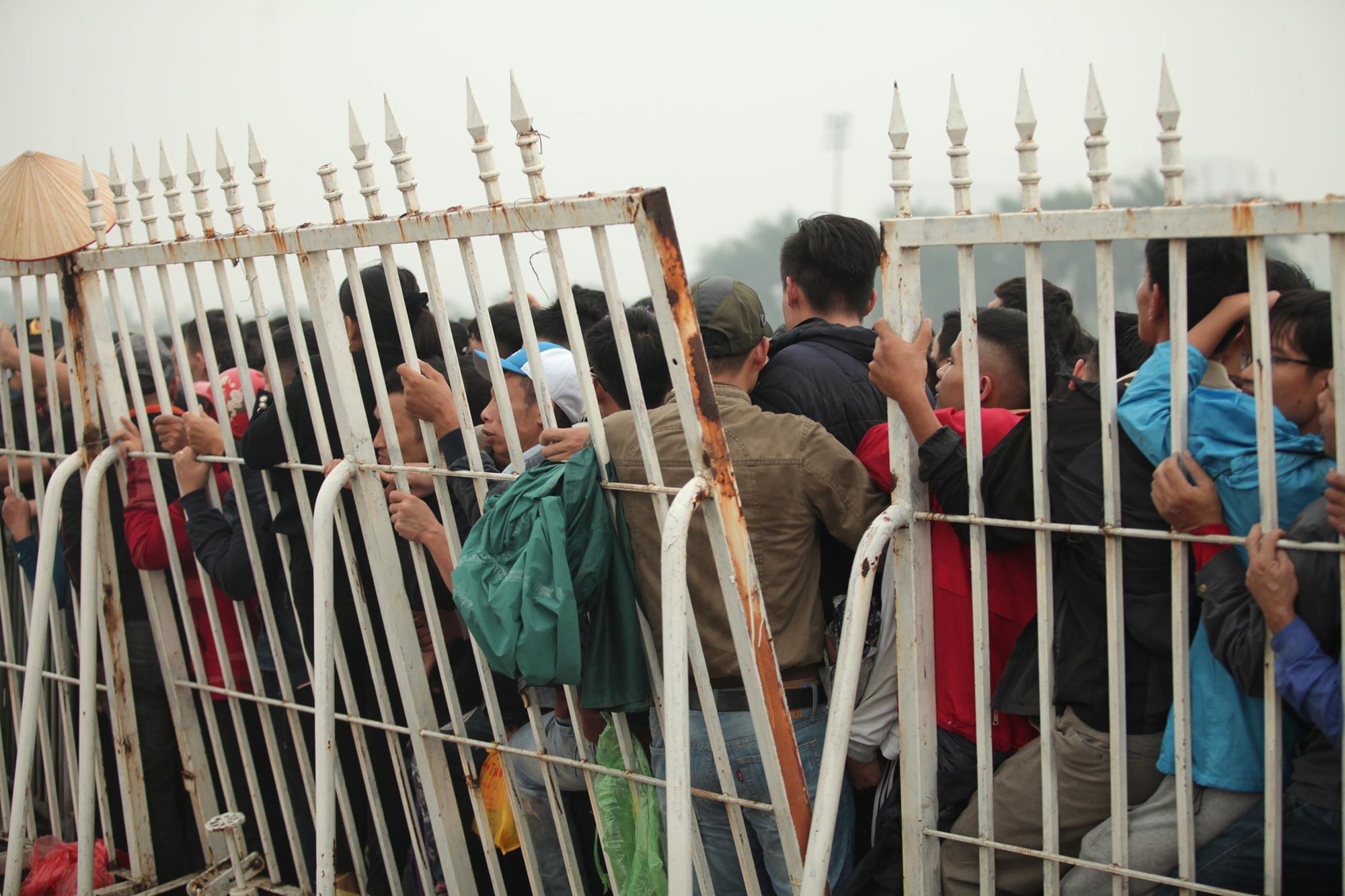Sáng chủ nhật kinh hoàng: Fan mua vé AFF Cup 2018 đẩy đổ hàng rào sân Mỹ Đình