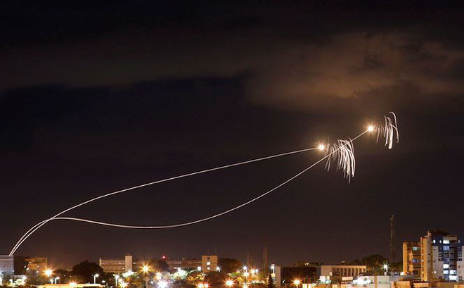 Israel hứng loạt tên lửa, Thủ tướng Netanyahu tức tốc về nước