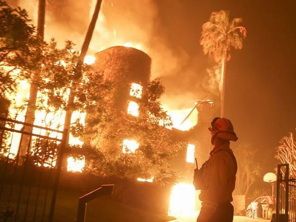 Đám cháy khủng khiếp thiêu rụi nhà cửa của Gerard Butler, Lady Gaga, Kim Kardashian, Miley Cyrus