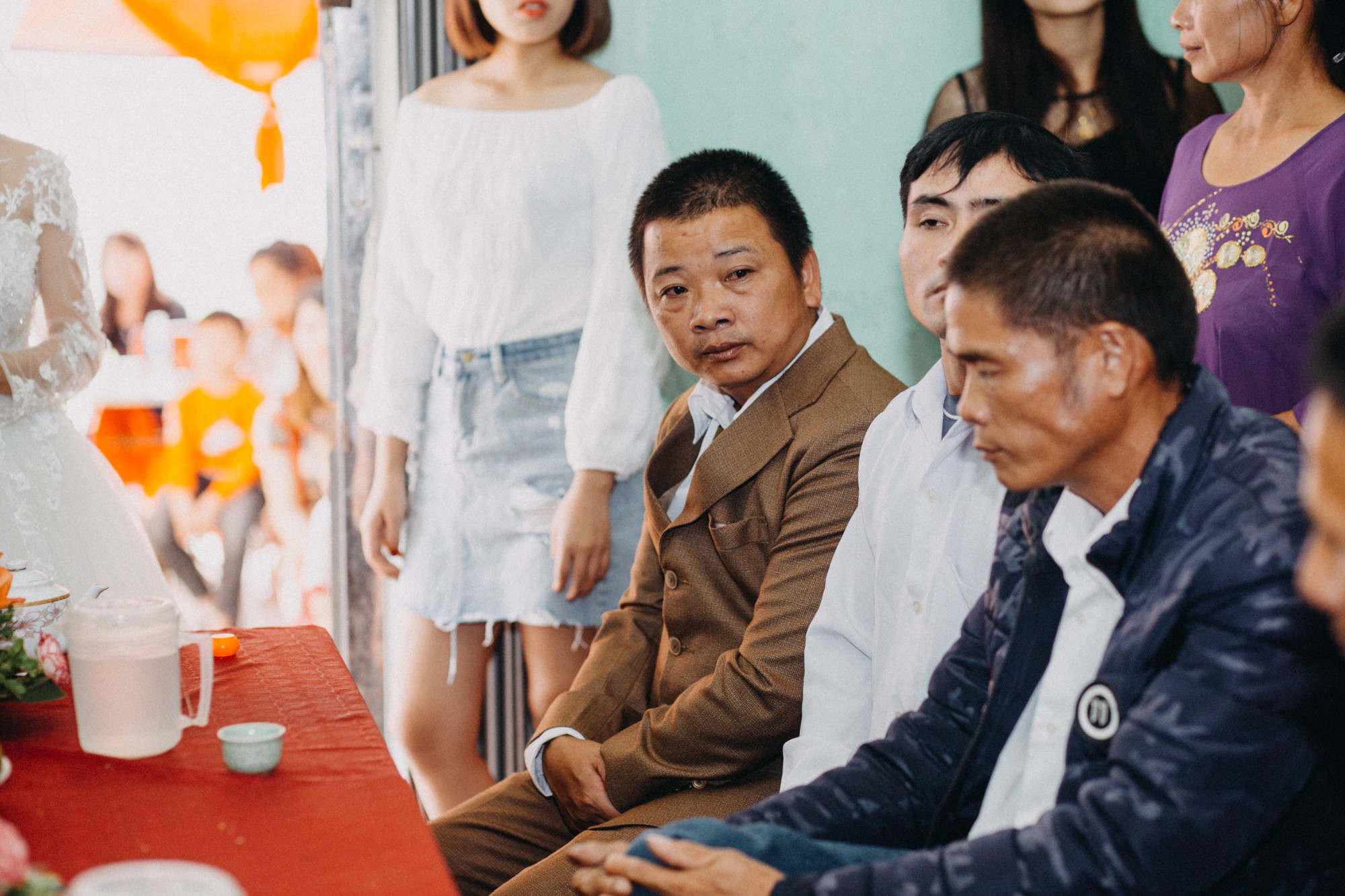 Cha đưa tay lau vội nước mắt ngày con gái đi lấy chồng, thế mới biết dù mạnh mẽ nhường nào cha vẫn có lúc mềm yếu đến nghẹn lòng