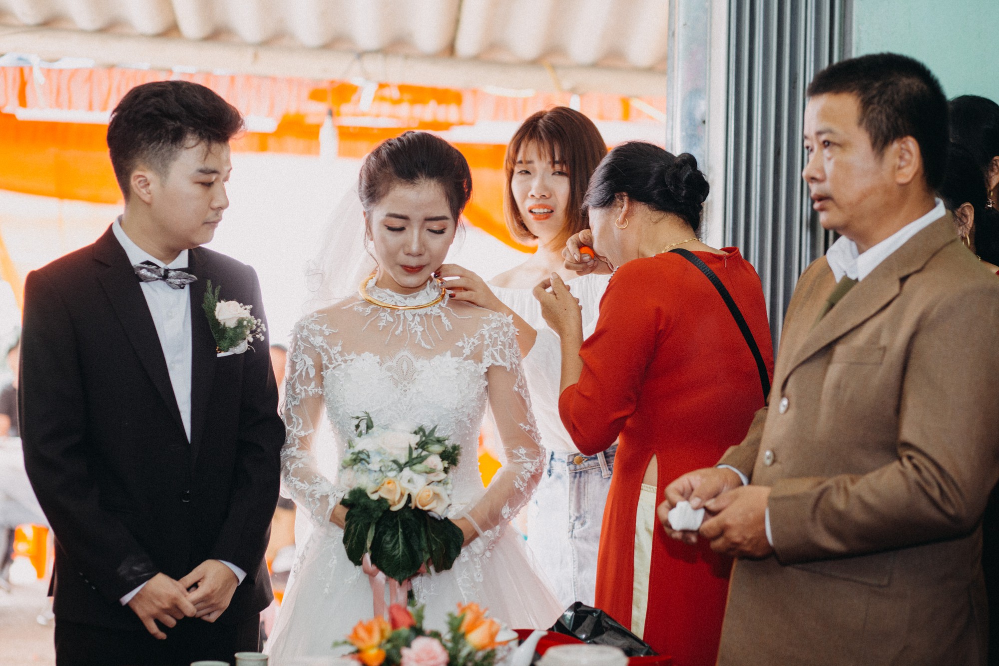 Cha đưa tay lau vội nước mắt ngày con gái đi lấy chồng, thế mới biết dù mạnh mẽ nhường nào cha vẫn có lúc mềm yếu đến nghẹn lòng