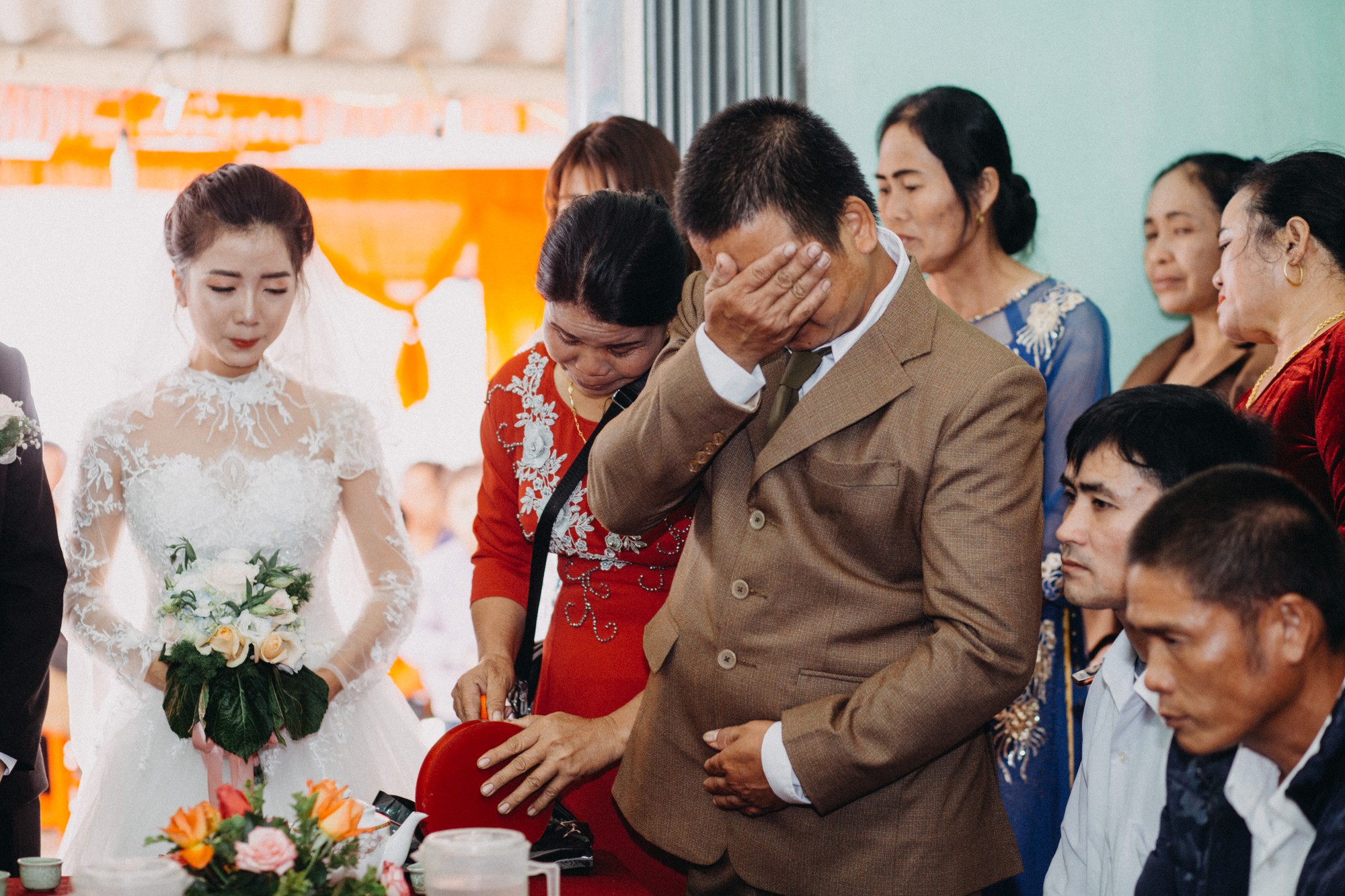 Cha đưa tay lau vội nước mắt ngày con gái đi lấy chồng, thế mới biết dù mạnh mẽ nhường nào cha vẫn có lúc mềm yếu đến nghẹn lòng