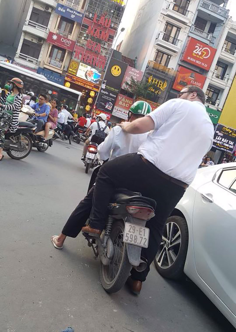 Khi anh Tây ngồi sau xe Wave: Một cách để bốc đầu xe mà không cần phải là tổ lái