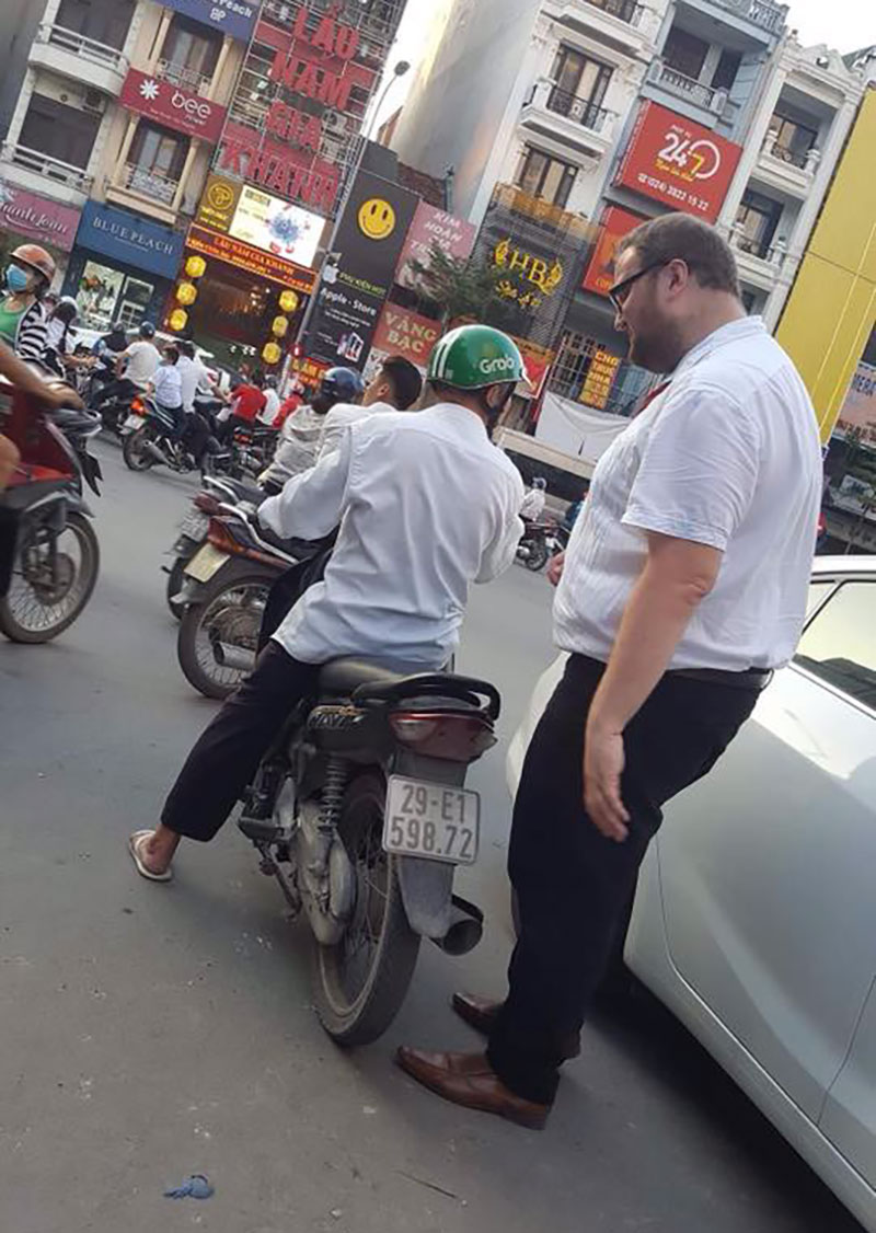 Khi anh Tây ngồi sau xe Wave: Một cách để bốc đầu xe mà không cần phải là tổ lái