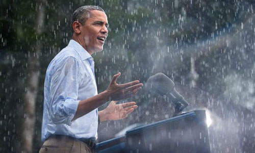 Người dùng Twitter đăng ảnh Obama đội mưa để chế giễu Trump