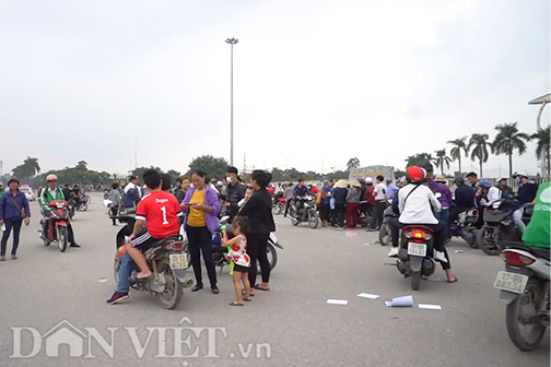 Video ảnh: Cò tự nhận là người VFF, hét giá tiền triệu vé VN - Malaysia