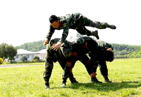 Mục kích trinh sát đặc nhiệm Việt Nam đu dây đánh khủng bố