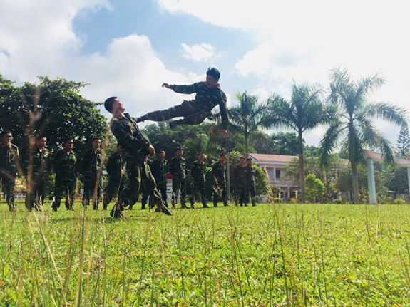 Mục kích trinh sát đặc nhiệm Việt Nam đu dây đánh khủng bố