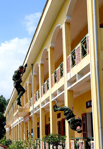 Mục kích trinh sát đặc nhiệm Việt Nam đu dây đánh khủng bố